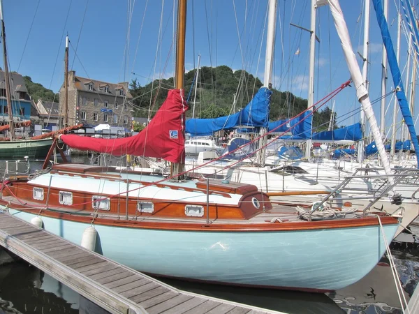 Segelboot im Hafen — Stockfoto