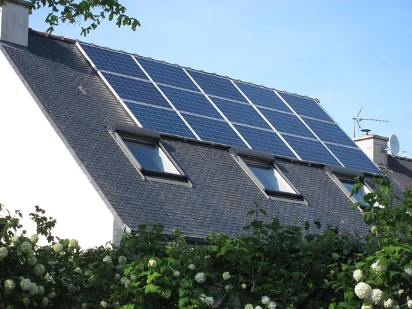 Дом с солнечными батареями на крыше — стоковое фото