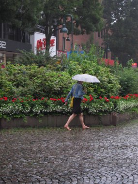 Yoldan geçenler Aachen sokaklarında