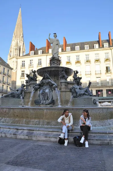 Ihmiset Suihkulähteen Edessä Place Royalessa Nantesissa — kuvapankkivalokuva