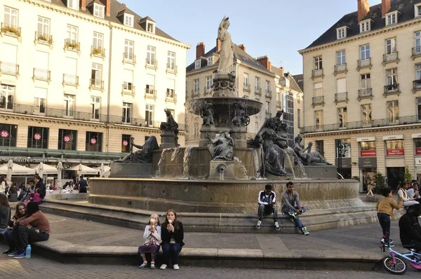 Menschen Vor Dem Brunnen Auf Der Place Royale Nantes — Stockfoto