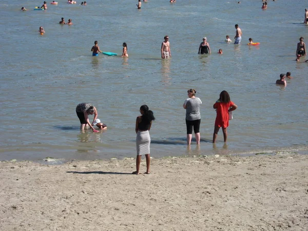 Binic France Lipiec 2016 Turyści Plaży Bretanii — Zdjęcie stockowe