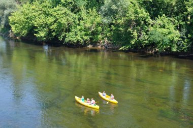 Dordogne nehrinde kanodaki turistler