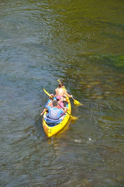 川沿いのカヌーで観光客 Dorogne — ストック写真