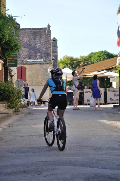 Domme France Agosto 2016 Turistas Bicicleta Rua Domme Dordogne — Fotografia de Stock