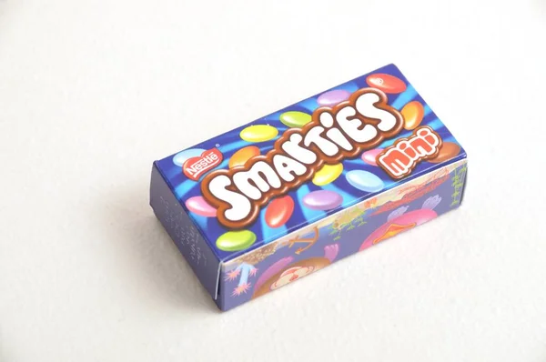 Caramelos Smarties Sobre Blanco — Foto de Stock