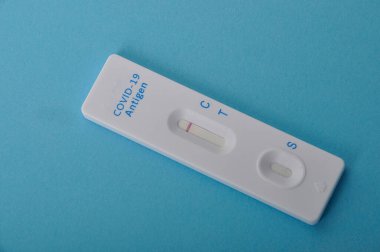 covid-19 mavi arka planda kendini test ediyor