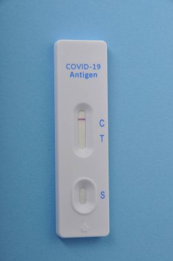 covid-19 mavi arka planda kendini test ediyor