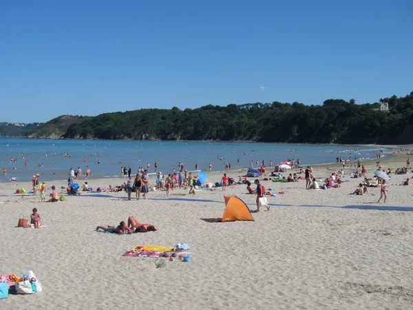 BINIC _ FRANCE, 18 Temmuz 2016: Brittany sahilinde turistler