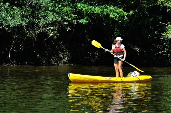 Touristen Kanu Auf Der Dordogne — Stockfoto