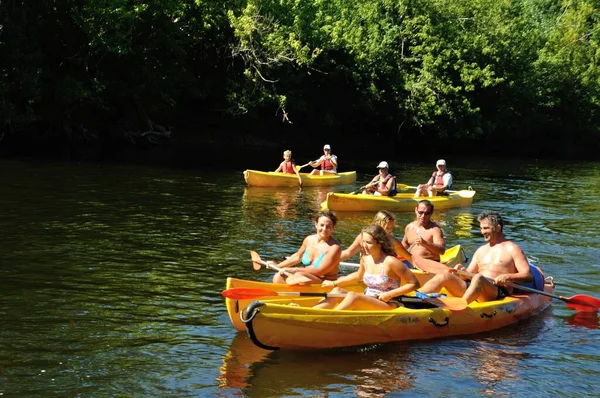 Dordogne nehrinde kanodaki turistler