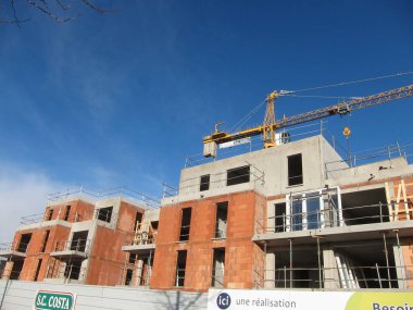 Plerin 'de inşaat halindeki konut binası