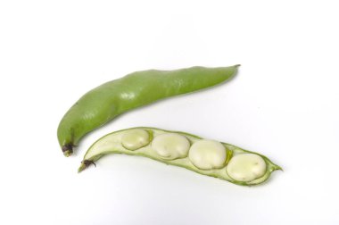 Beyaz arka plan stüdyo çekimlerinde geniş fasulyeler.