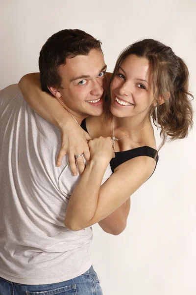 Νεαρό ζευγάρι σε λευκό φόντο — Φωτογραφία Αρχείου