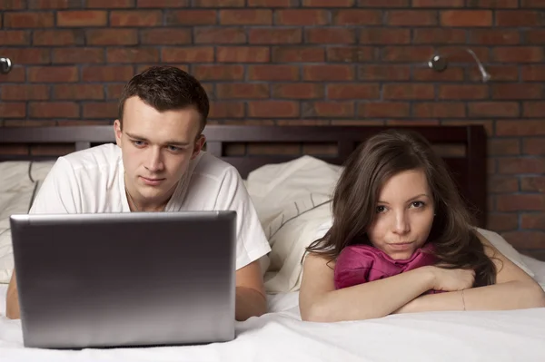 Young couple with laptop. Angry woman — Stock Photo, Image