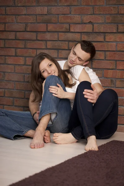 Casal sentado no chão — Fotografia de Stock