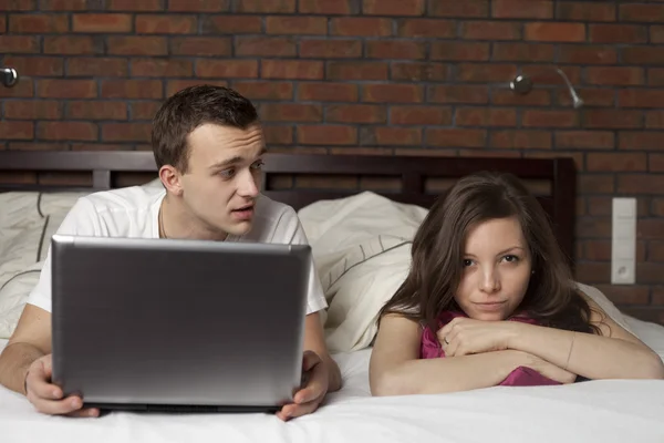 Молода пара використовує ноутбук — стокове фото