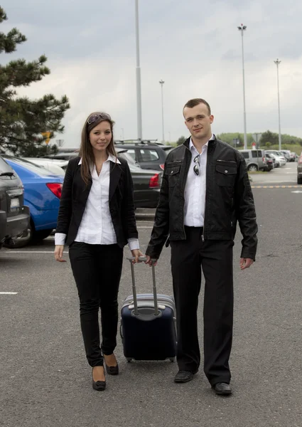 Casal no aeroporto — Fotografia de Stock