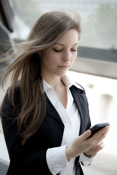 Kvinna med hjälp av smartphone — Stockfoto