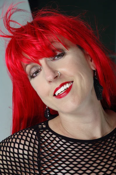 Redhead met neusring