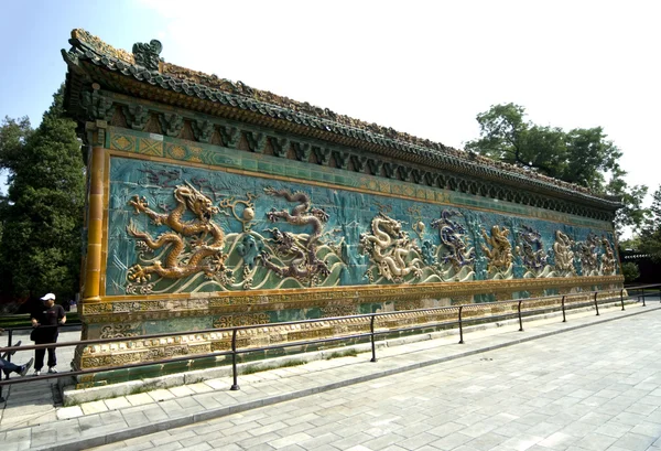 Εννέα; Δράκος οθόνη, το πάρκο Beihai Πεκίνο — Φωτογραφία Αρχείου