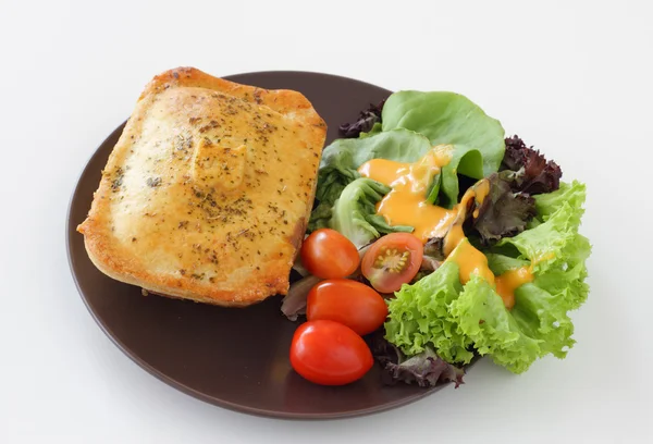 Csirke lepény salátával Stock Fotó
