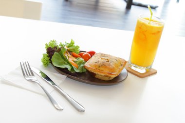 tavuk pasta salata ve bir bardak portakal suyu