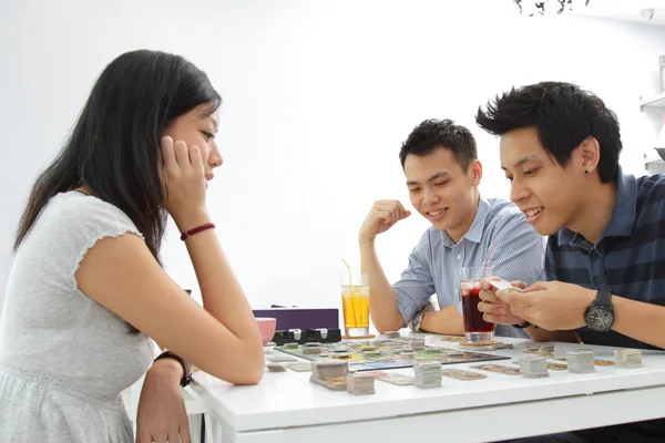 Amigos jugando un juego de mesa —  Fotos de Stock