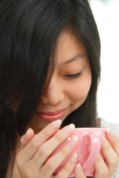 Mädchen mit Kaffee — Stockfoto