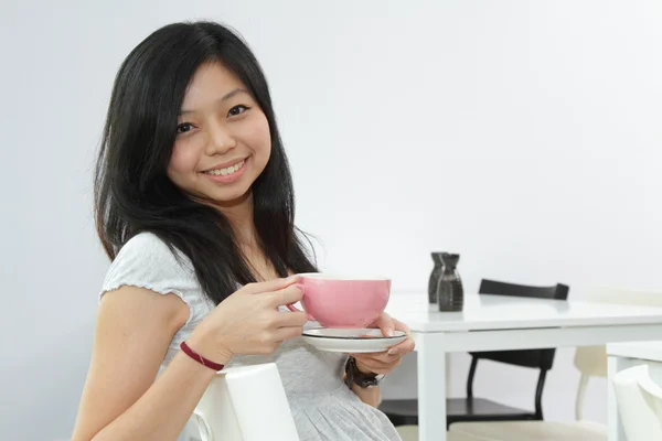 Bir fincan kahve tutan güzel Asyalı kadın — Stok fotoğraf