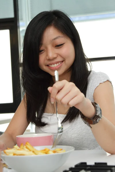 Jolie asiatique femme manger — Photo