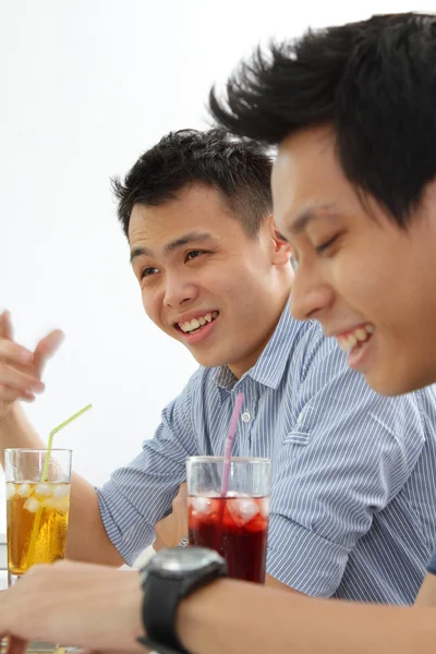 Dois homens asiáticos conversando sobre bebidas — Fotografia de Stock