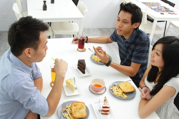 昼食を食べながらチャット友人 ロイヤリティフリーのストック画像