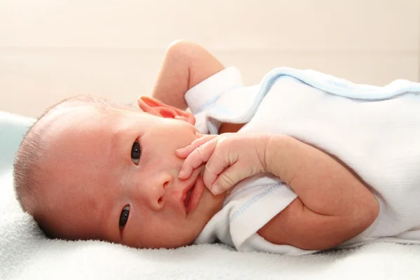 Baby op bed — Stockfoto