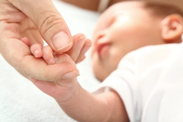 Baby and mother's hand — Stock Photo, Image