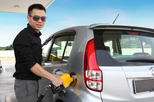 Man pumping gas — Stock Photo, Image