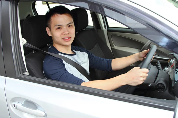 Jeune homme au volant — Photo