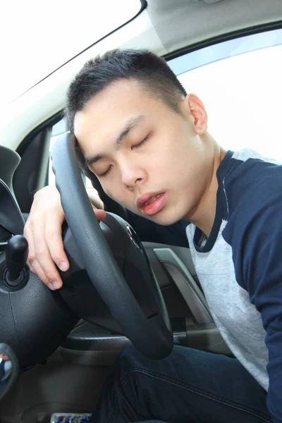 Втомлений молодий чоловік спить за кермом — стокове фото