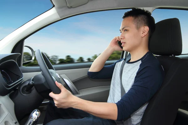 運転中の携帯電話で話しています。 ストック画像