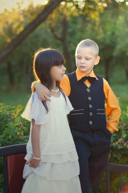 küçük bir oğlan ve kız çift portre