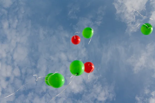 Farbige Luftballons am Himmel — Stockfoto