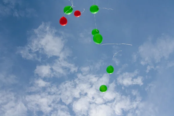 Farbige Luftballons am Himmel — Stockfoto