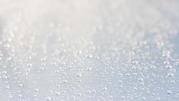 El agua cae sobre un fondo metálico —  Fotos de Stock