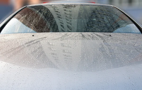 Σταγόνες της βροχής σε μια επιφάνεια του αυτοκινήτου — Φωτογραφία Αρχείου