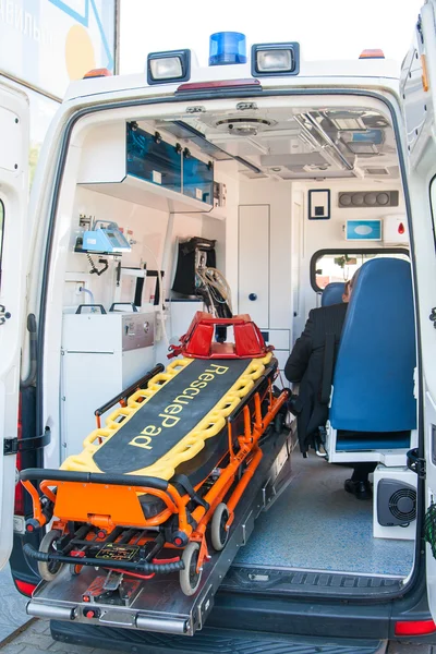 Ausrüstung in der medizinischen Abteilung eines Autos — Stockfoto
