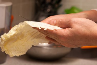 Mutfakta bir lahana yaprağı kes