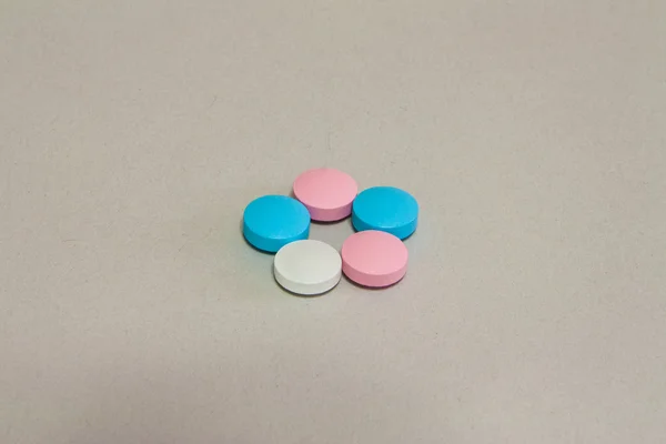 Tablet multi-warna di tumpukan — Stok Foto
