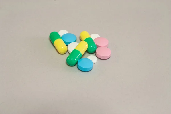 別の色付きの錠剤 — ストック写真