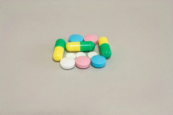 Tabletten in verschiedenen Farben — Stockfoto