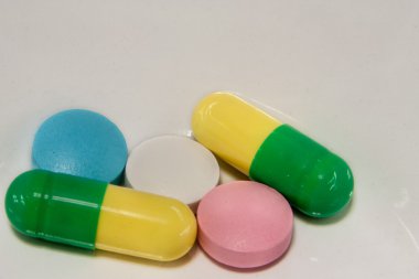 kağıt üzerinde renkli hapları